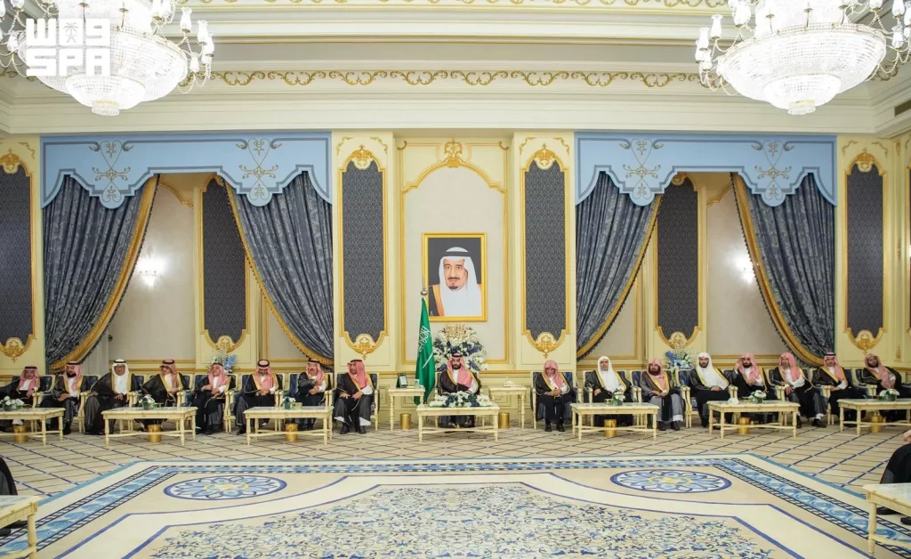 قدموا للسلام عليه في قصر السلام بجدة.. ولي العهد يستقبل الأمراء والعلماء وجمعاً من المواطنين قدموا للسلام عليه في قصر السلام بجدة.. ولي العهد يستقبل الأمراء والعلماء وجمعاً من المواطنين