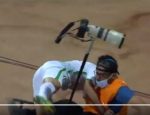لاعب الأهلي يصطدم بأحد المصورين