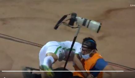 لاعب الأهلي يصطدم بأحد المصورين