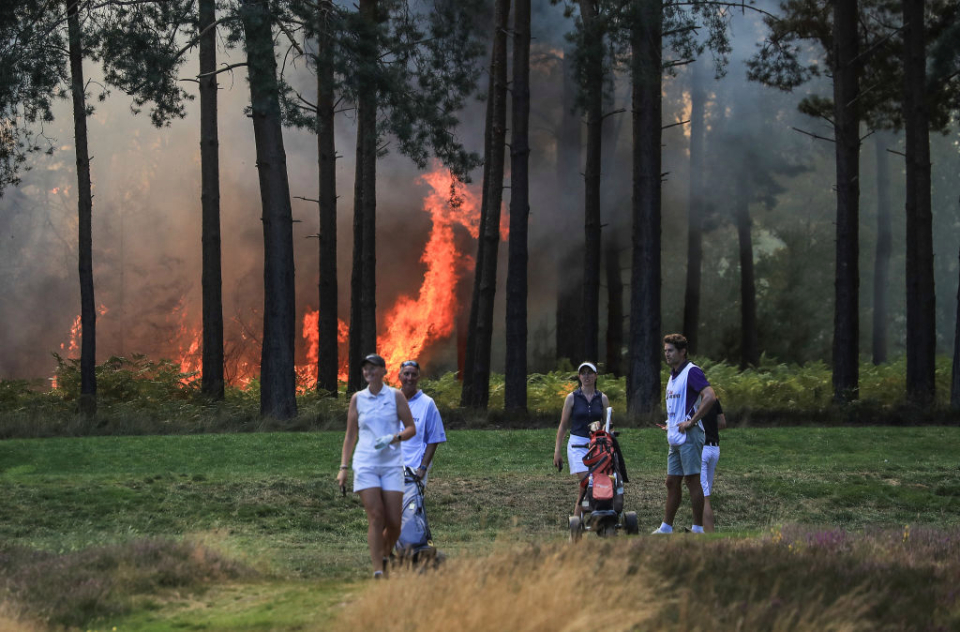 حريق هائل يوقف بطولة وينتورث للجولف