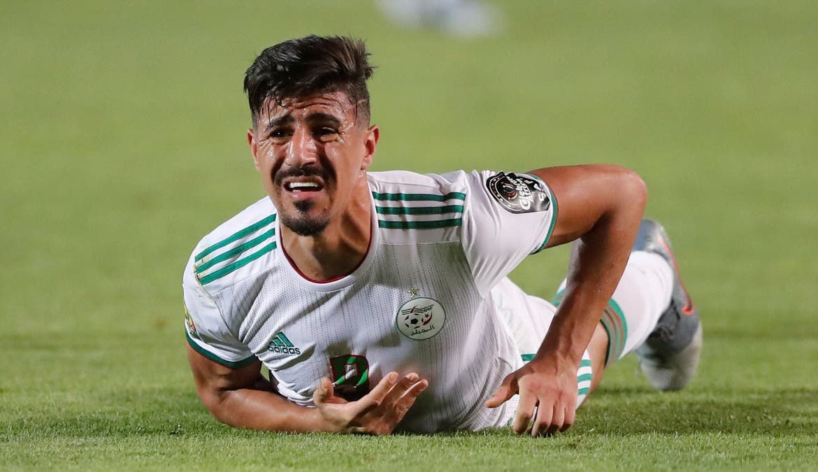 الجزائري بغداد بونجاح "يفقد ذاكرته" في مباراة مصر