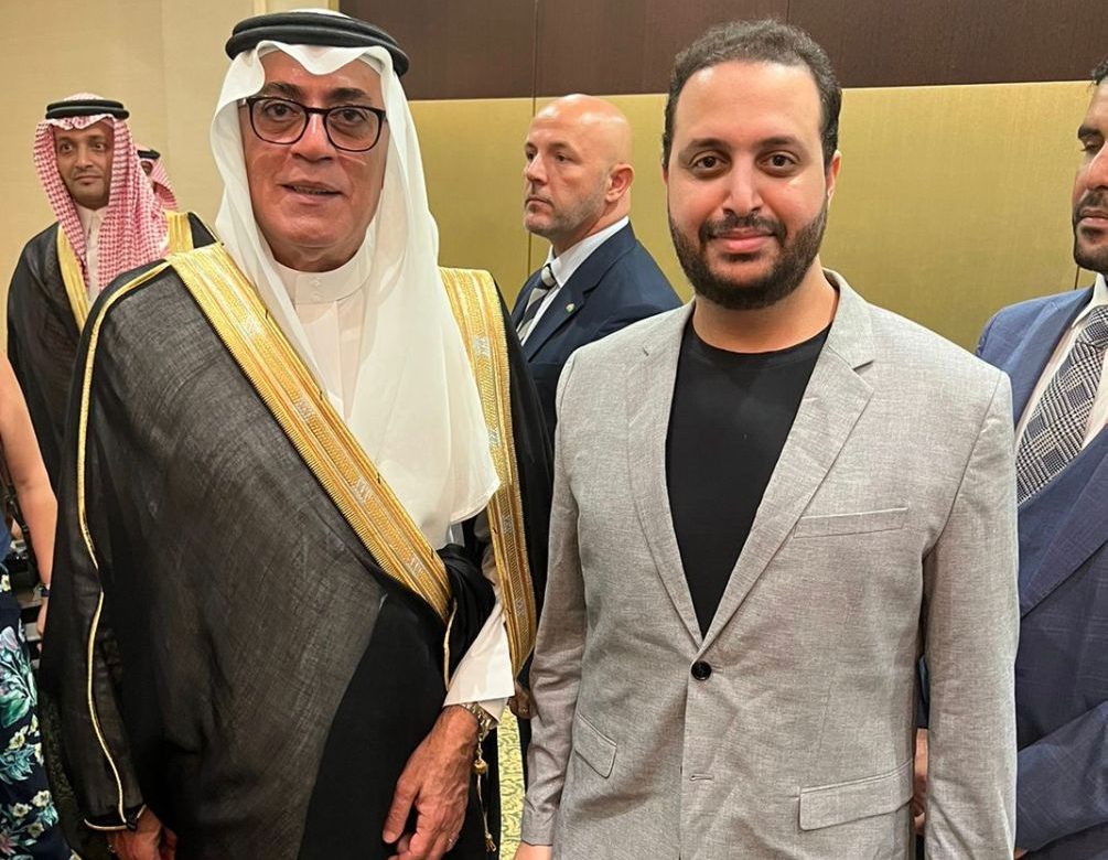 السفير السعودي مع طالب الدراسات العليا فراس غسان المدني