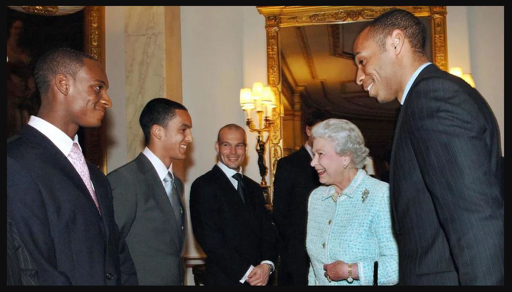 من زيارة فريق أرسنال إلى الملكة إليزابيث في قصر باكنجام عام 2007