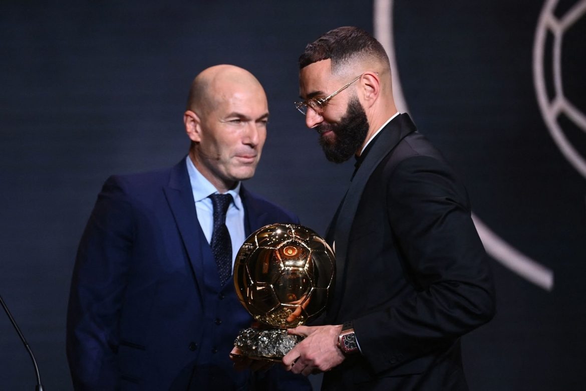 كريم بنزيمة يفوز بجائزة الكرة الذهبية 2022