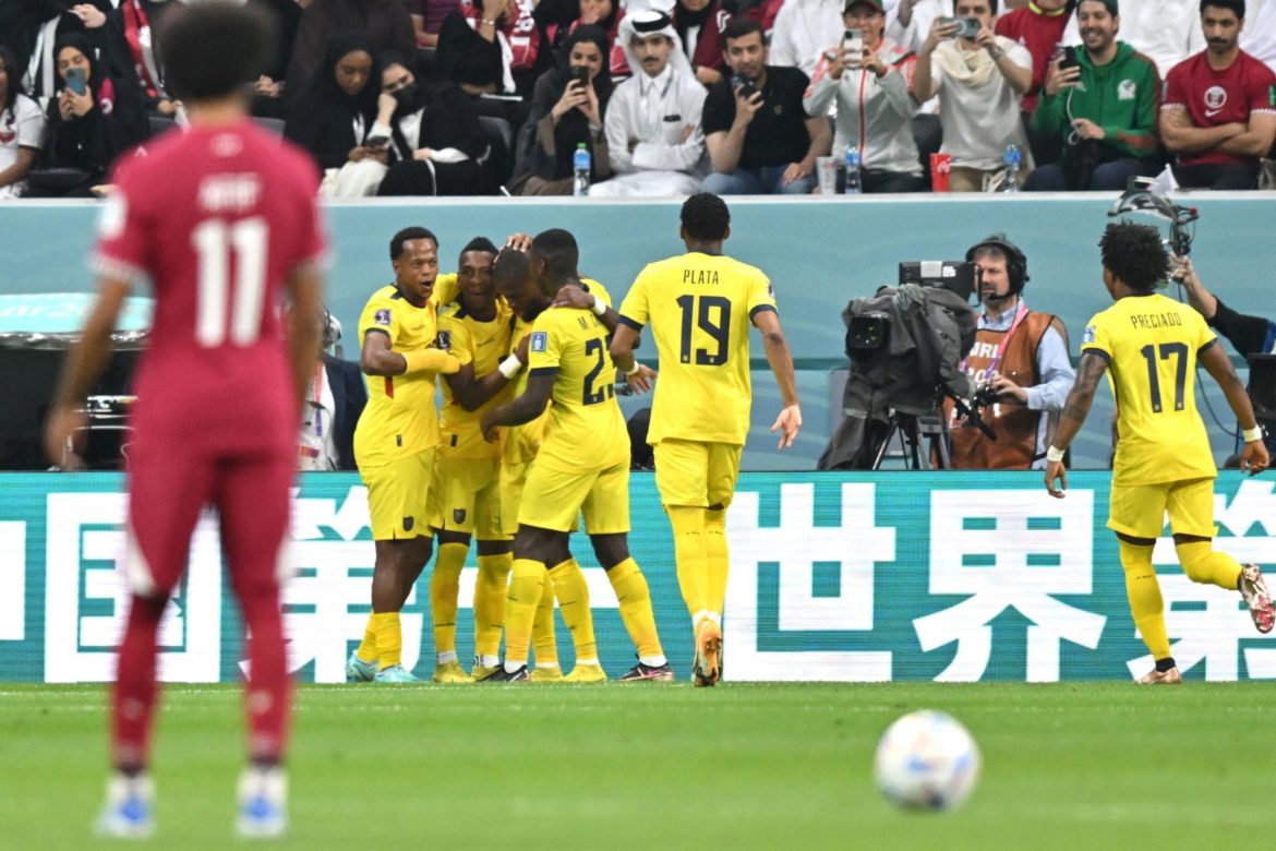 الإكوادور يفوز على قطر في افتتاح كأس العالم