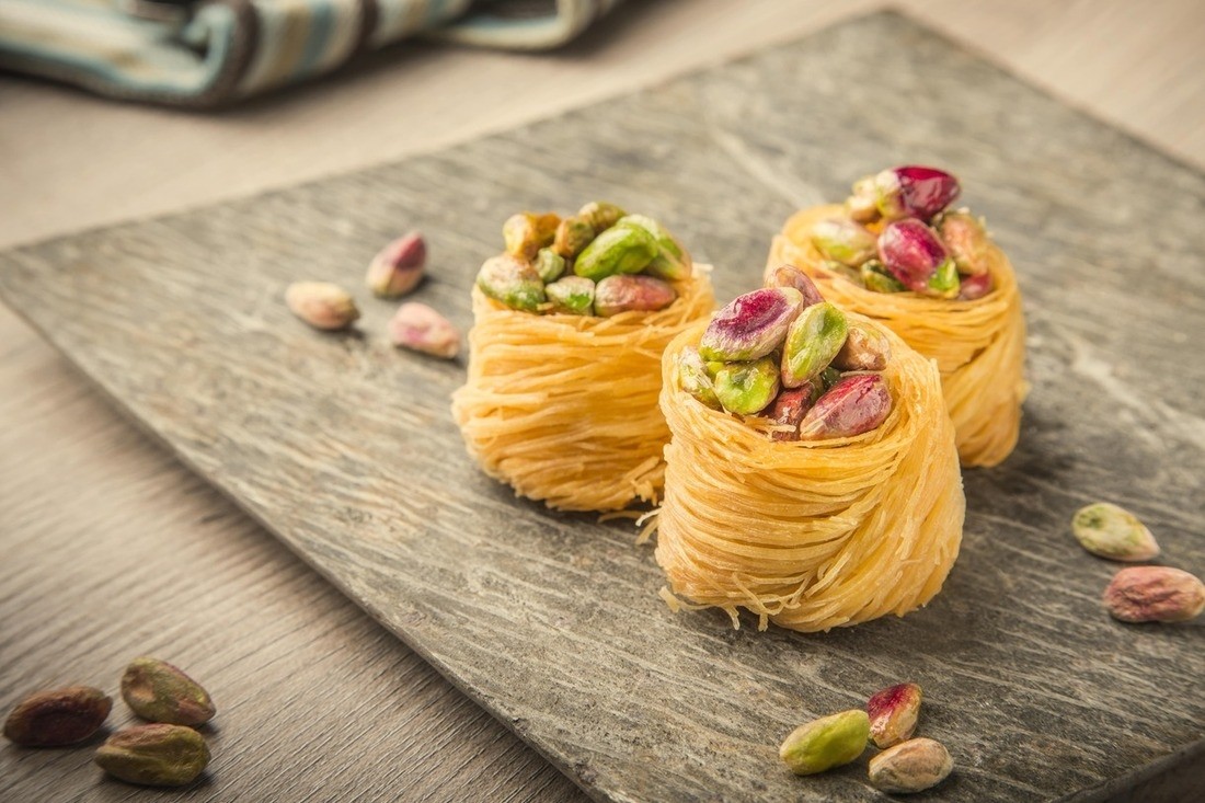 حلويات رمضان.. طريقة عمل كنافة عش البلبل بالفستق – صحيفة البلاد