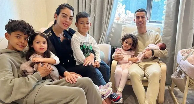 رونالدو يقدم عرضًا مليونيًا لطاهية مشهورة.. أسبوع مع عائلته!