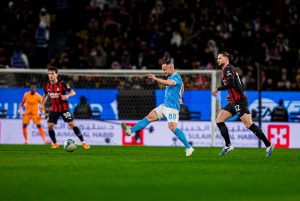 نابولي يعبر ميلان ويتأهل لنهائي السوبر الإيطالي في الرياض 