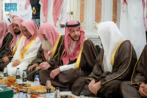 نائب أمير المدينة المنورة يزور المسجد النبوي الشريف ويشارك أئمته الإفطار