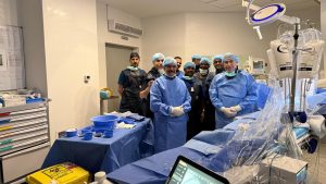 فريق طبي من جامعة الملك عبدالعزيز وتجمع الجوف يجري أول عملية قسطرة قلب للأطفال بالقريات 