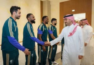 الفيصل يلتقي بعثة الأخضر.. وينقل لهم تحيات ولي العهد