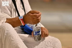 الحجاج يبدأون رمي جمرة العقبة وسط خدمات متكاملة 