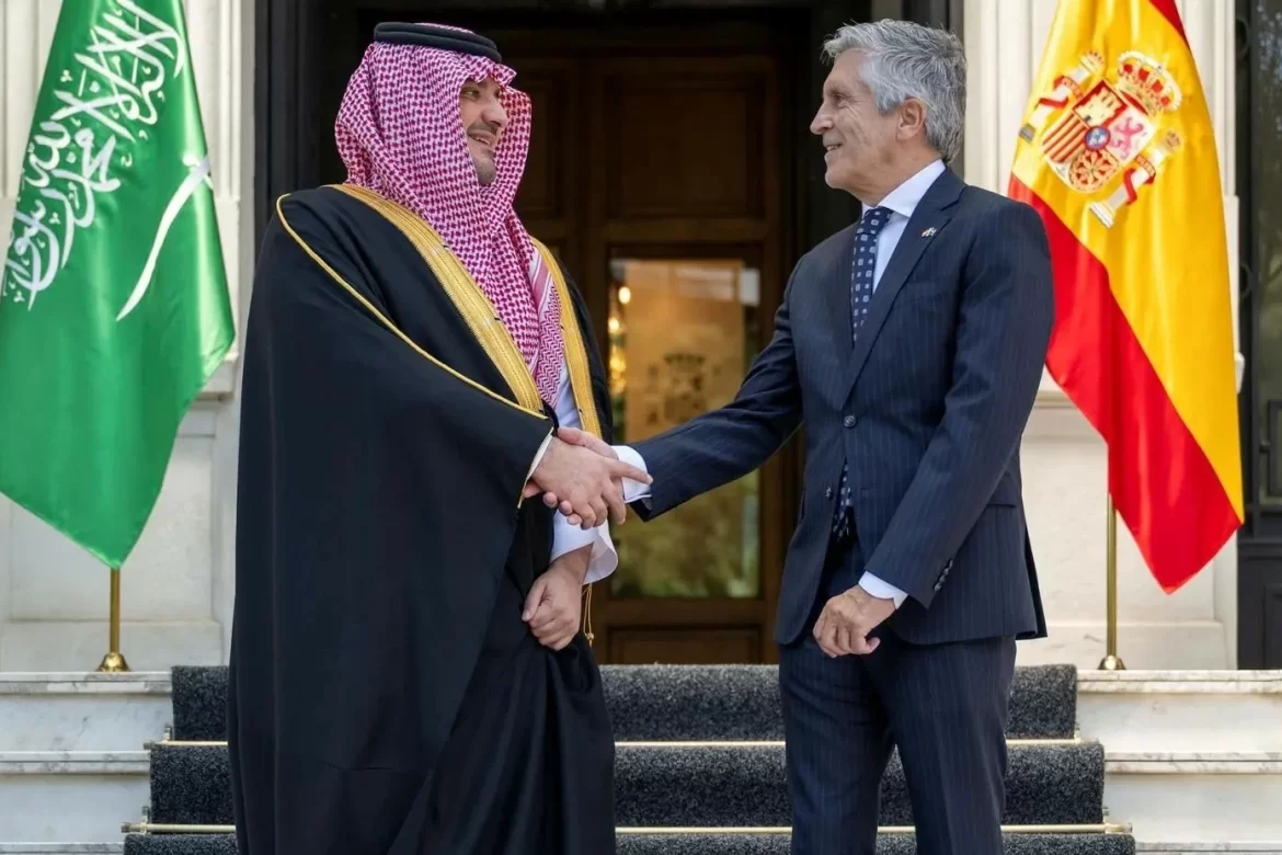 وزير الداخلية ونظيره الإسباني يبحثان التعاون والتنسيق الأمني
