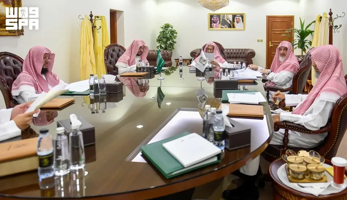 “كبار العلماء”: ميليشيا الحوثي جماعة إرهابية انتهكت الحرمات والمقدسات